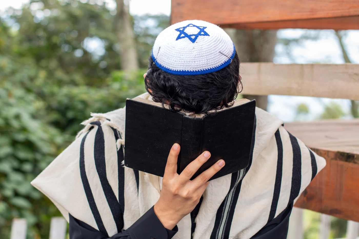 צילום בר מצווה מקצועי – נער יהודי עם טלית וכיפה מתפלל מספר תפילה בטקס בר מצווה צילום בר מצווה מקצועי – נער יהודי עם טלית וכיפה מתפלל מספר תפילה בטקס בר מצווה